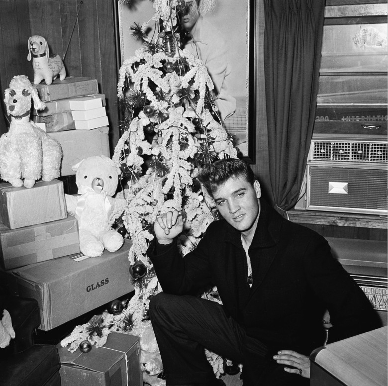 الفيس بريسلي يلتقط صورة بجانب شجرة الكريسماس في منزله الموجود في ولاية تينزي
