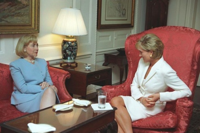 أميرة ويلز تتحدث مع هيلارى كلينتون في الثامن عشر من يونيو 1997