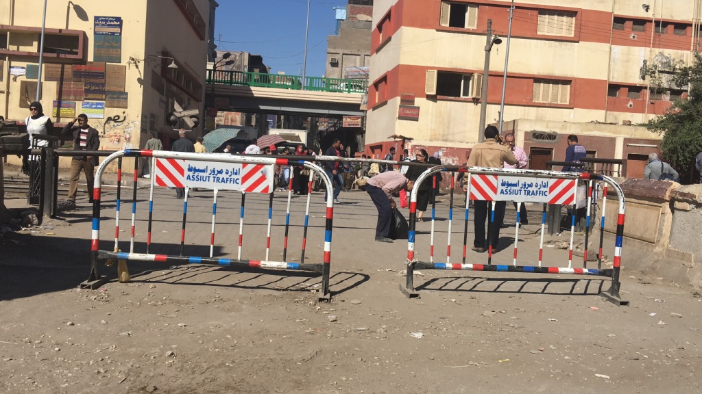 غلق مزلقان رياض بمدينة أسيوط