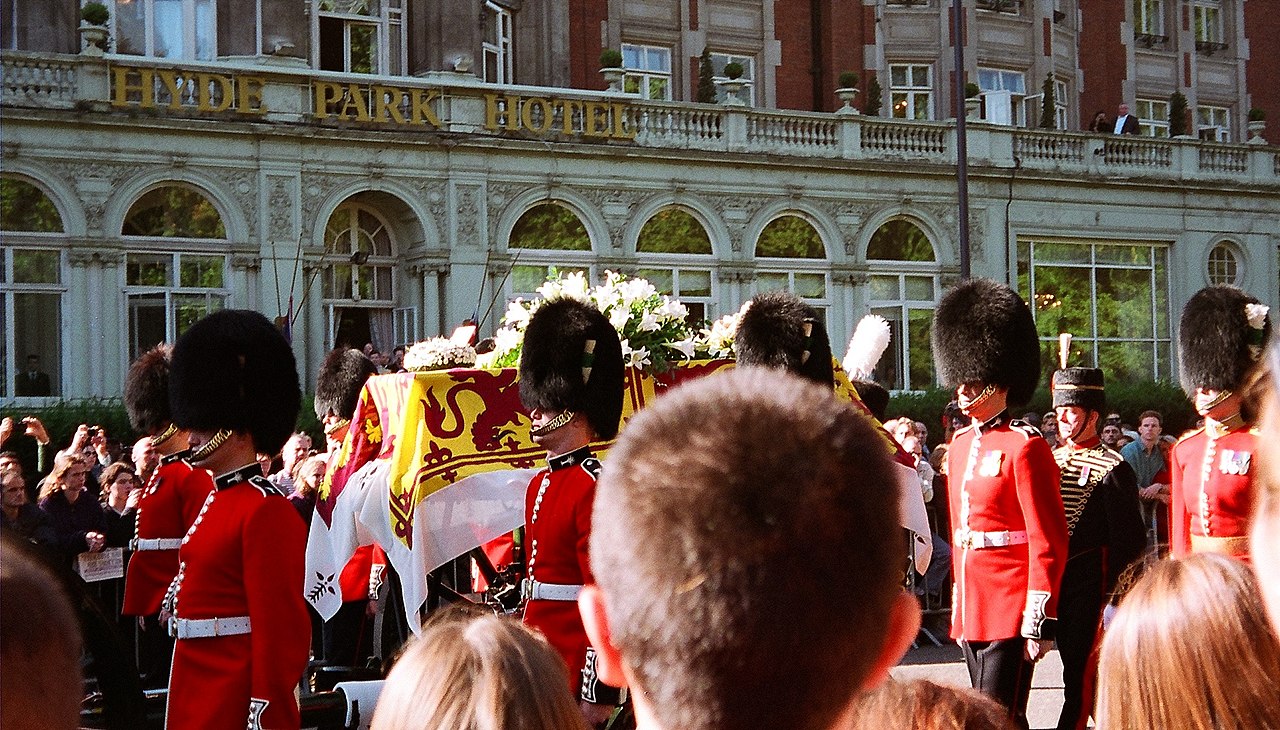 جثمان الأميرة ديانا يجوب شوارع لندن قبل وصوله لملاذه الأخير بويستمينستر