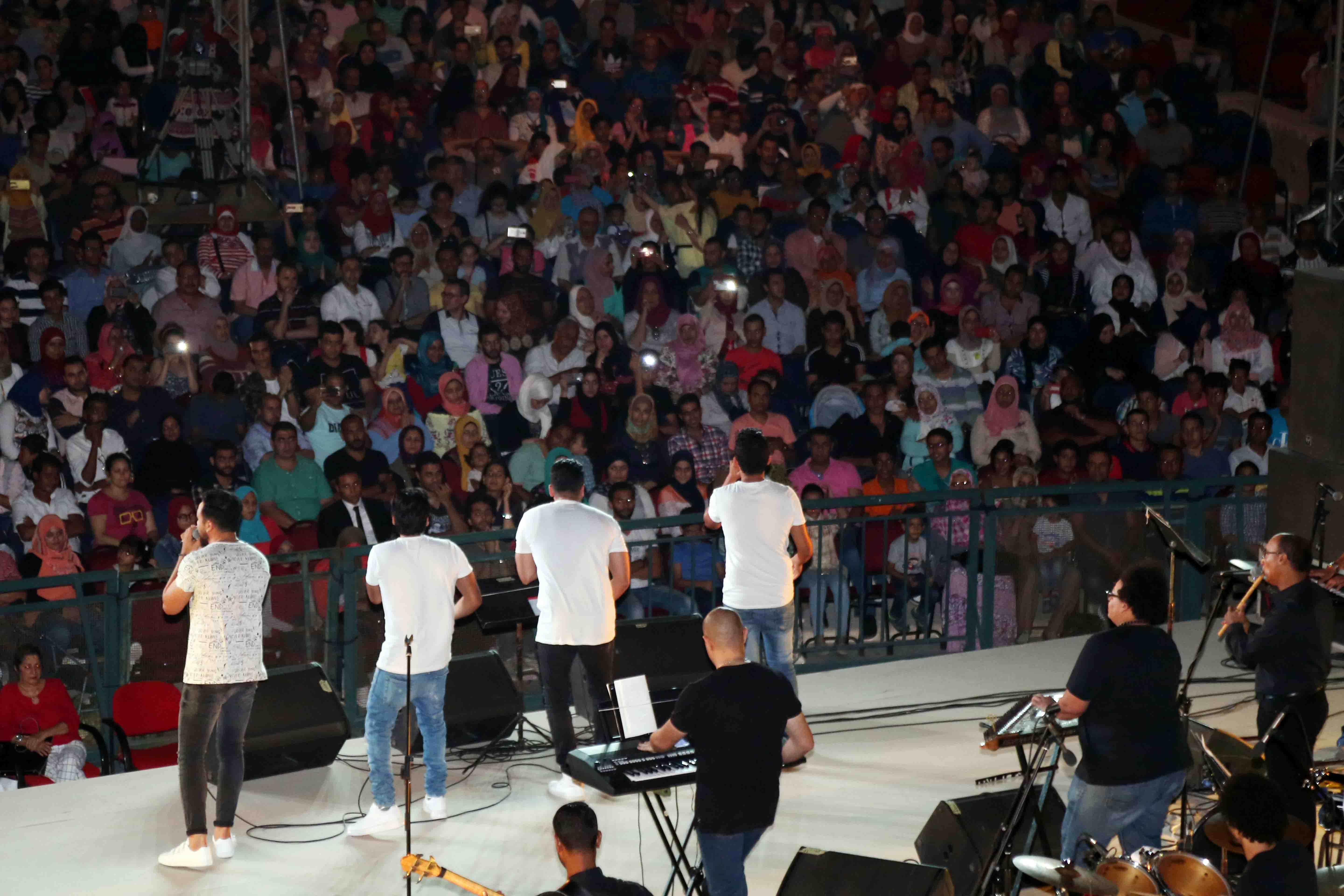 فريق لايف تيم يغني للهضبة عمرو دياب