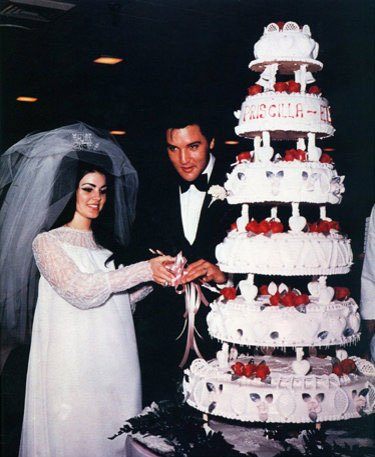 الفيس بريسلي وزوجته خلال تقطيع كعكه الزفاف  (2)