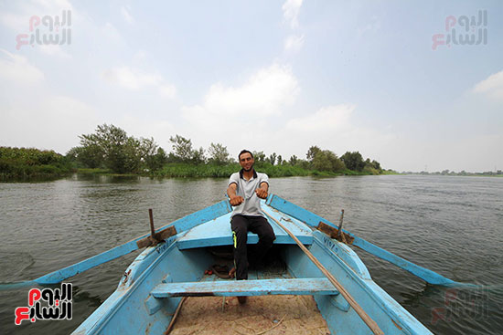 عبد الرحمن مهدى يجدف بقاربه لرحلة صيد جديدة
