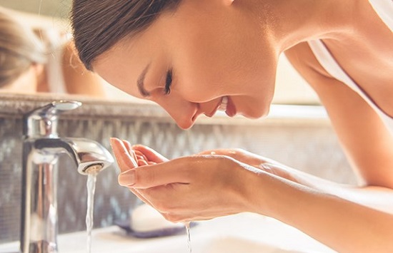 تنظيف البشرة ـ استخدام الماء بدرجة حرارة غير مناسبة