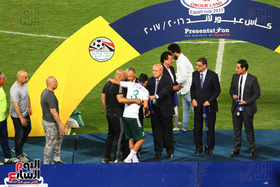 أحمد أيمن منصور على منصة التتويج  مصابا