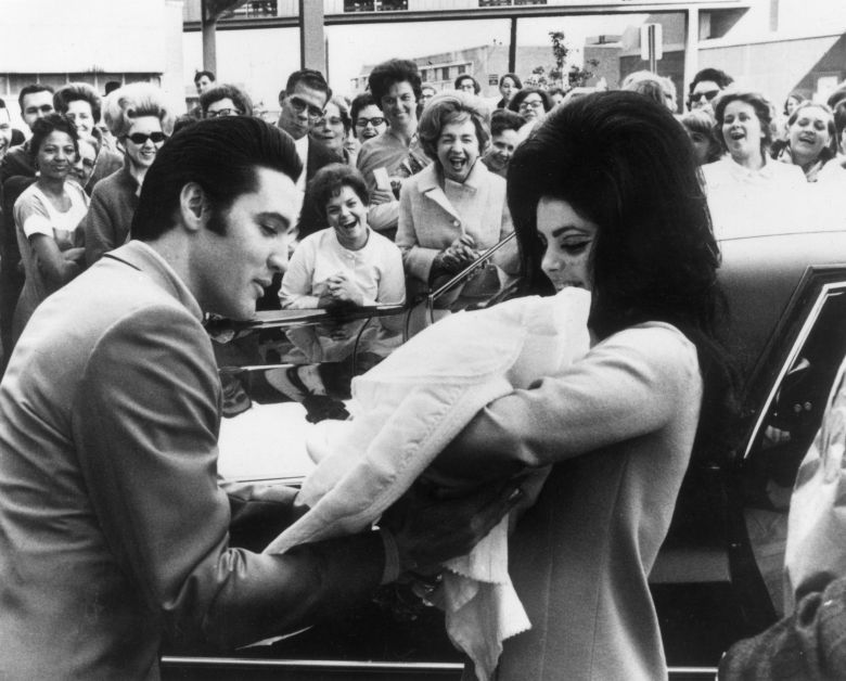 الفيس بريسلي وزوجته يحملان طفلتهما ليزا ماري في فبراير 1968