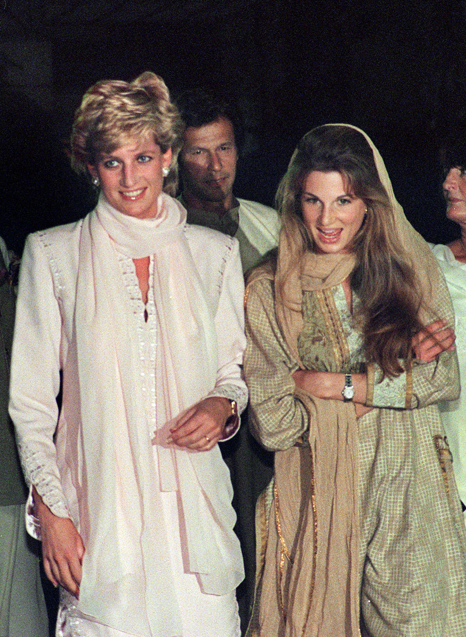 ديانا مع  سيدة المجتمع الإنجليزية جيميما خان في زيارة لباكستان عام  1996