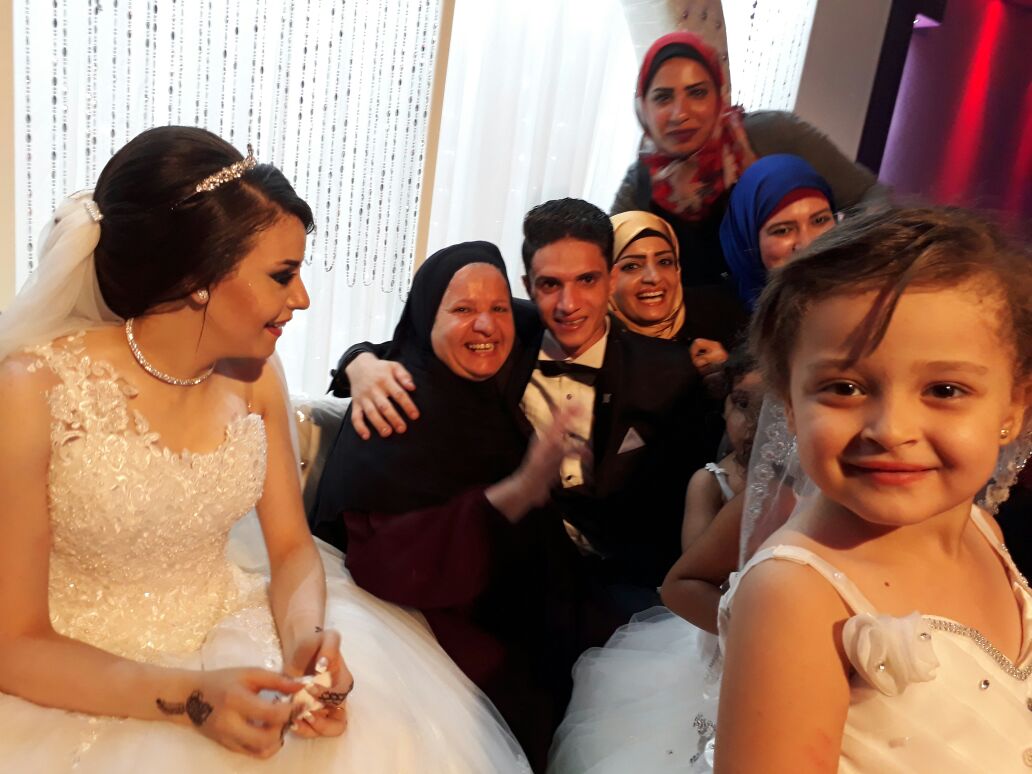 العروس الجميلة زينب والعريس أحمد وبينهم والدة العريس وعدد من أفراد أسرة العروسين 