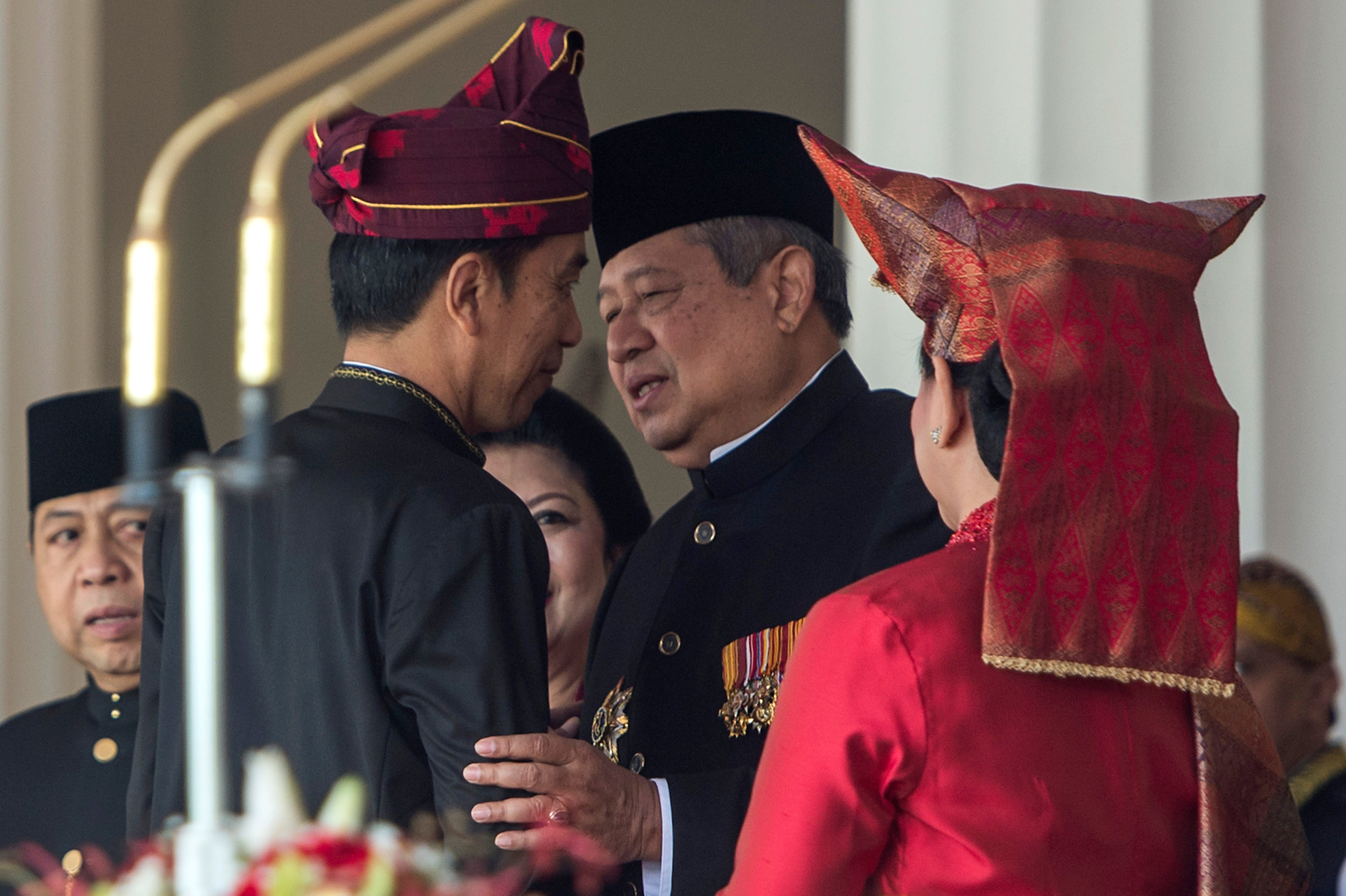 رئيس أندونيسيا الحالى مع الرئيس السابق فى مراسم الاحتفالات