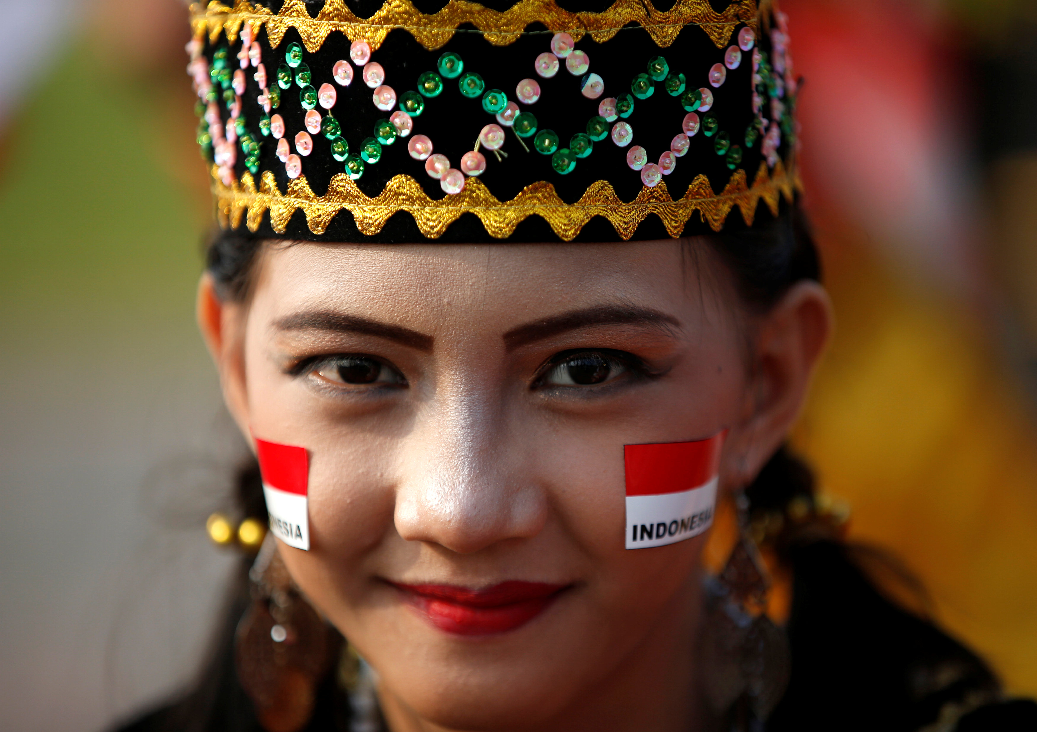 طالبة اندونيسية تحتفل بعيد الاستقلال