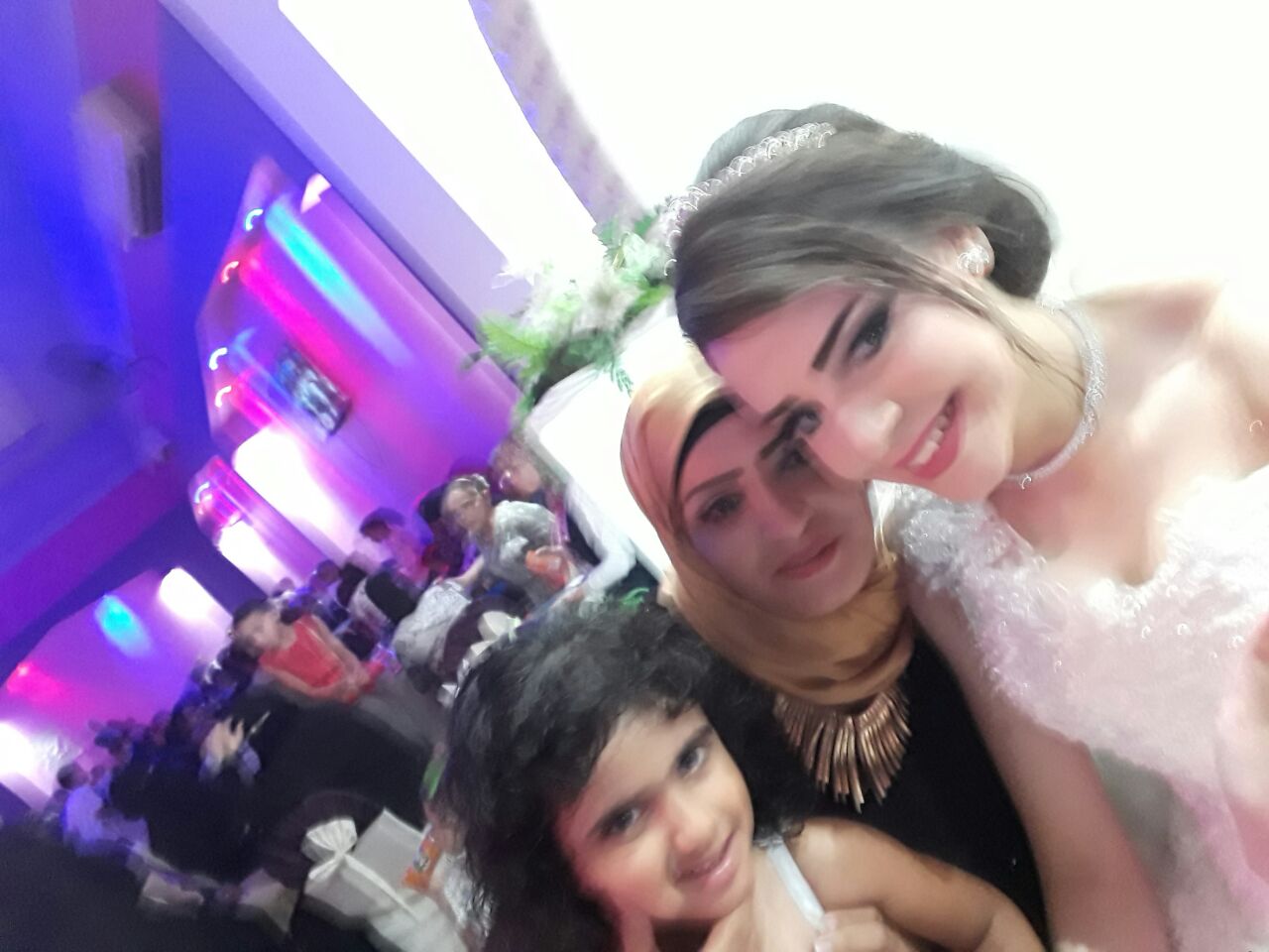 العروسة الجميلة زينب مع شقيقة العريس