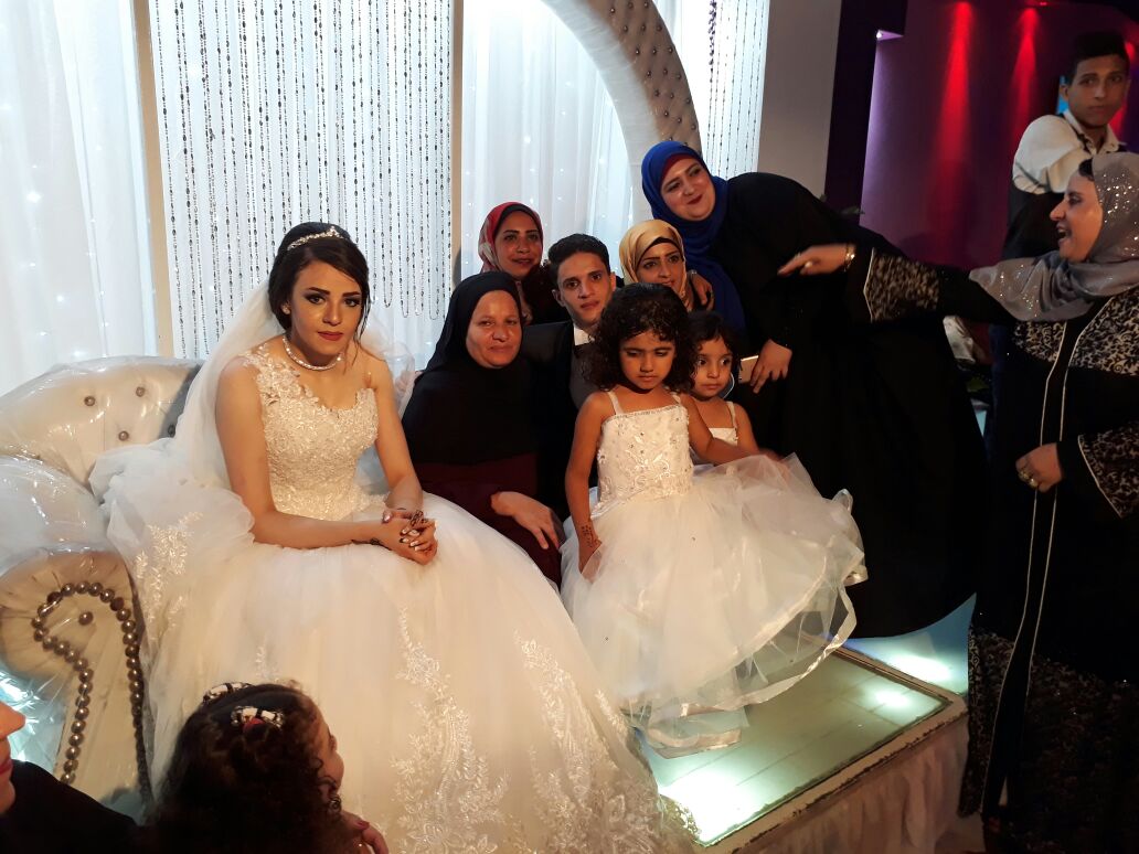 العروس الجميلة زينب وبجوارها والده العريس السيدة نادية محمد سيد أحمد شلبي 