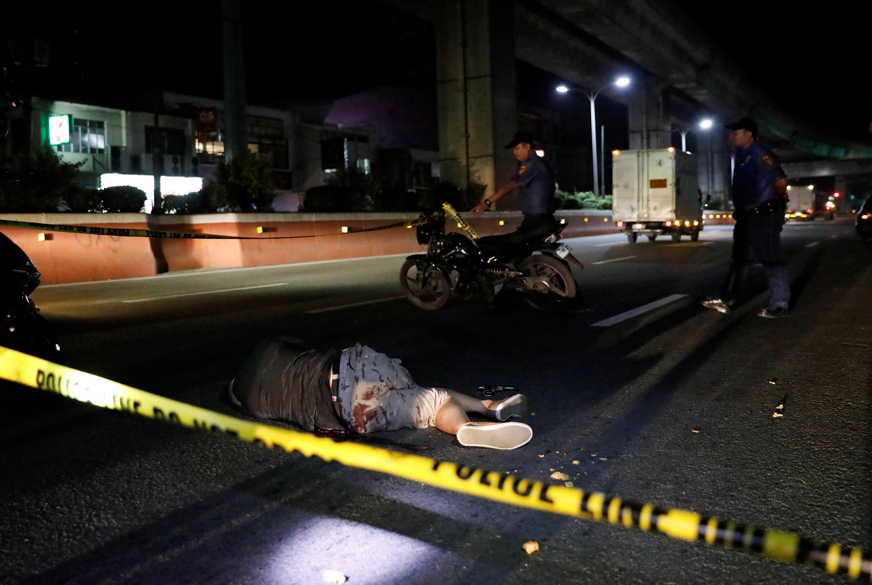 الشرطة الفلبينية تقتل مسلحا فى الشارع وتفرض طوقا أمنيا