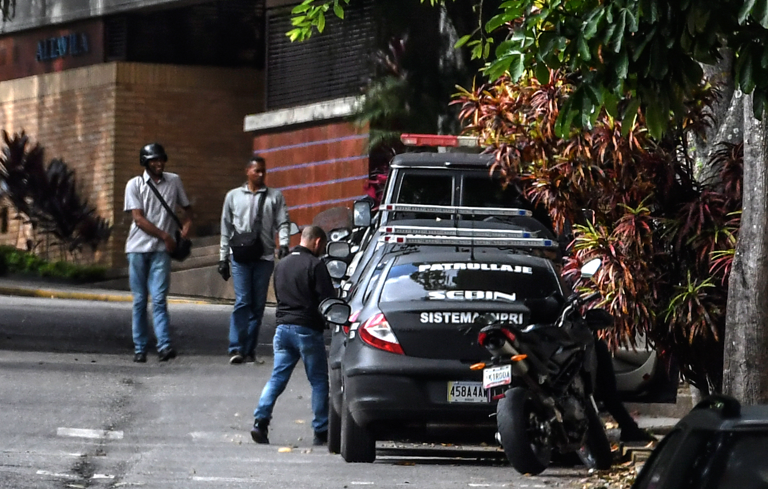 سيارات الاستخبارات الفنزويلية أمام منزل المدعية العامة السابقة