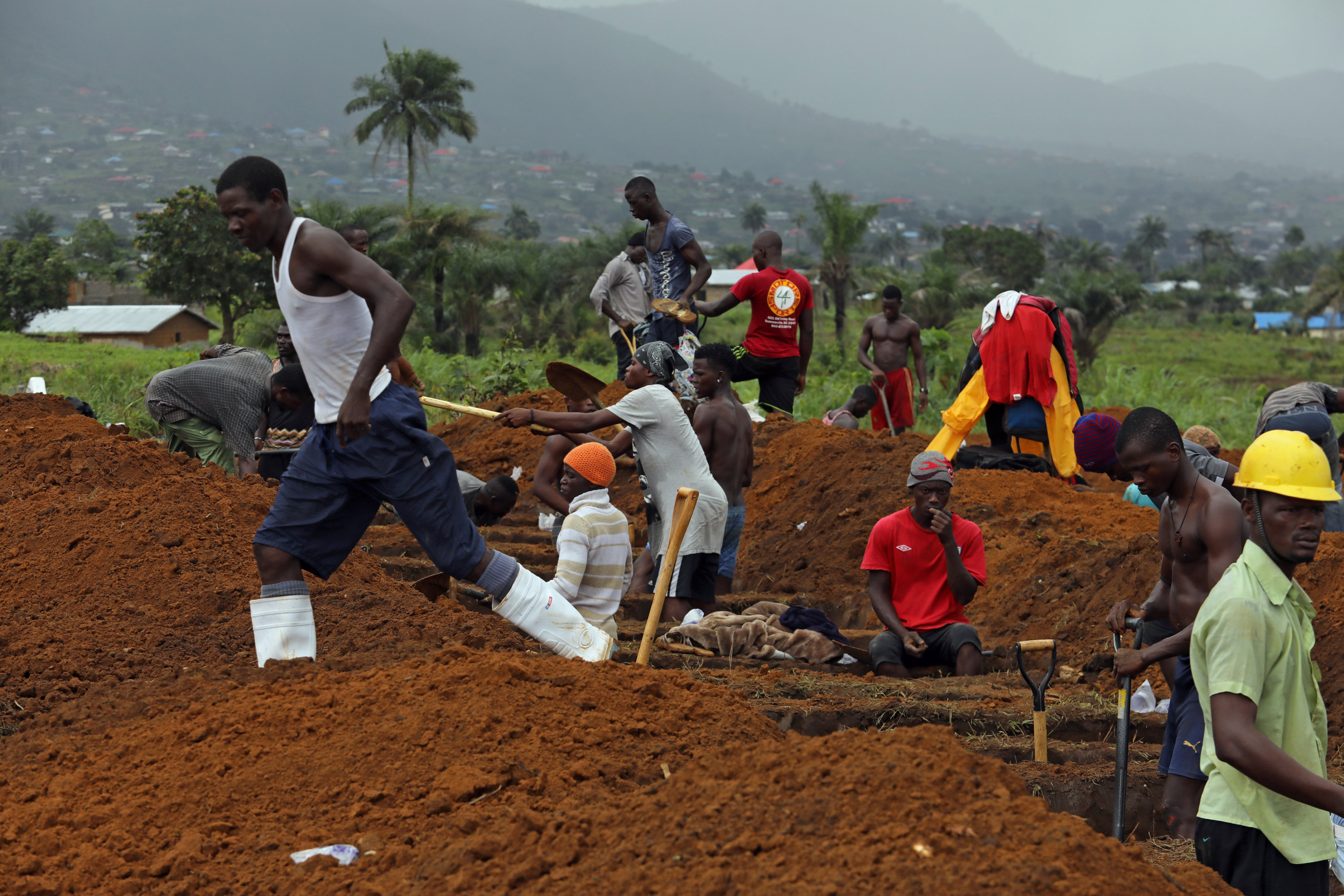 سيراليون تقرر دفن مئات القتلى بمقابر جماعية بعد الفيضانات