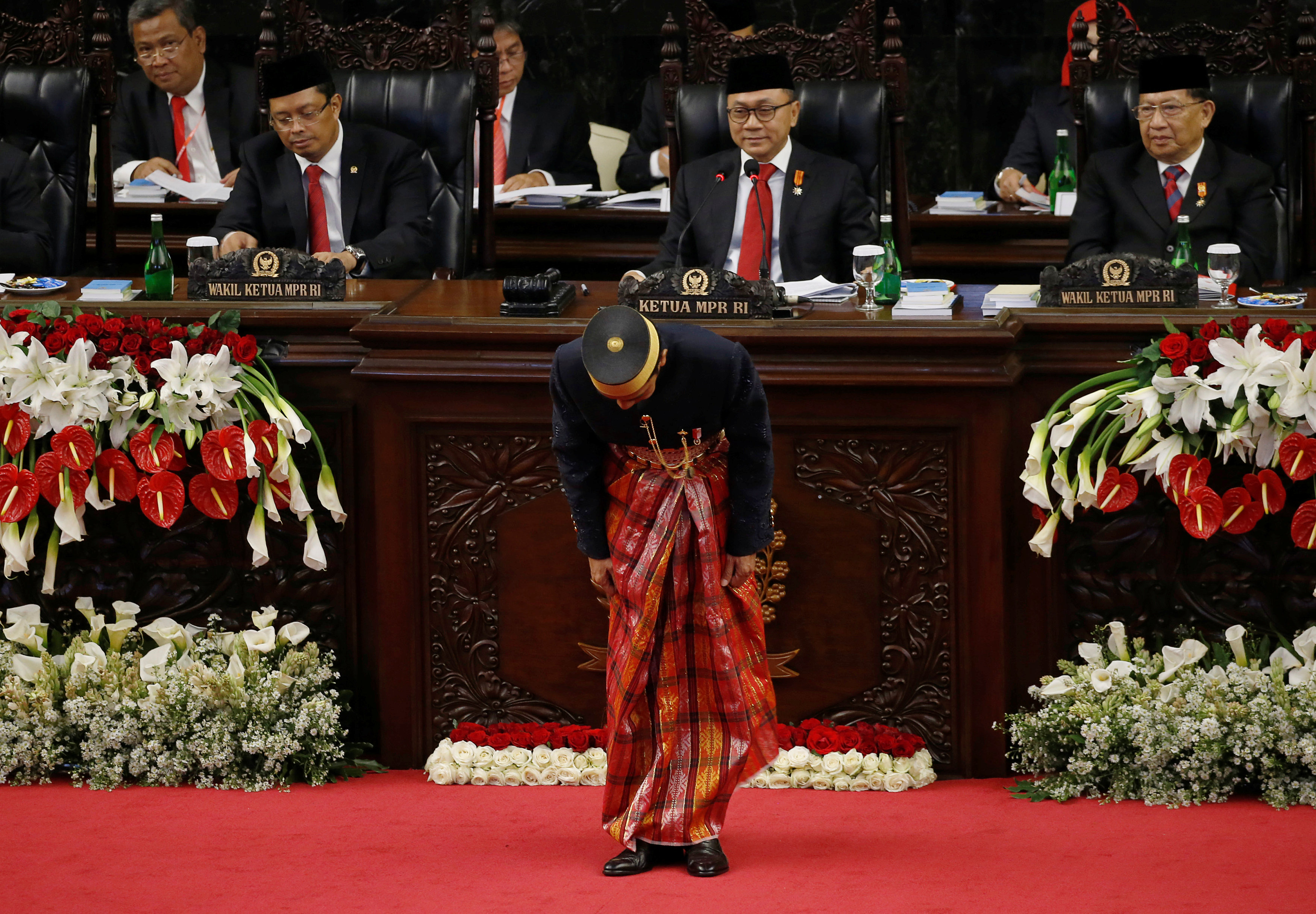 رئيس أندونيسيا ينحنى أمام البرلمان
