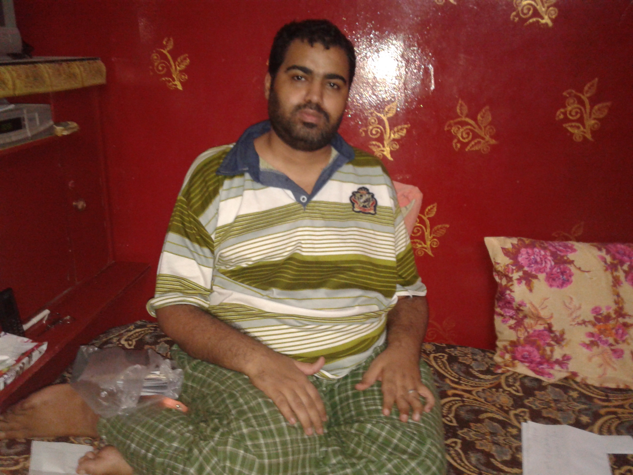 أحمد أصيب بالشلل ويحتاج كرسى بالكهرباء  (2)