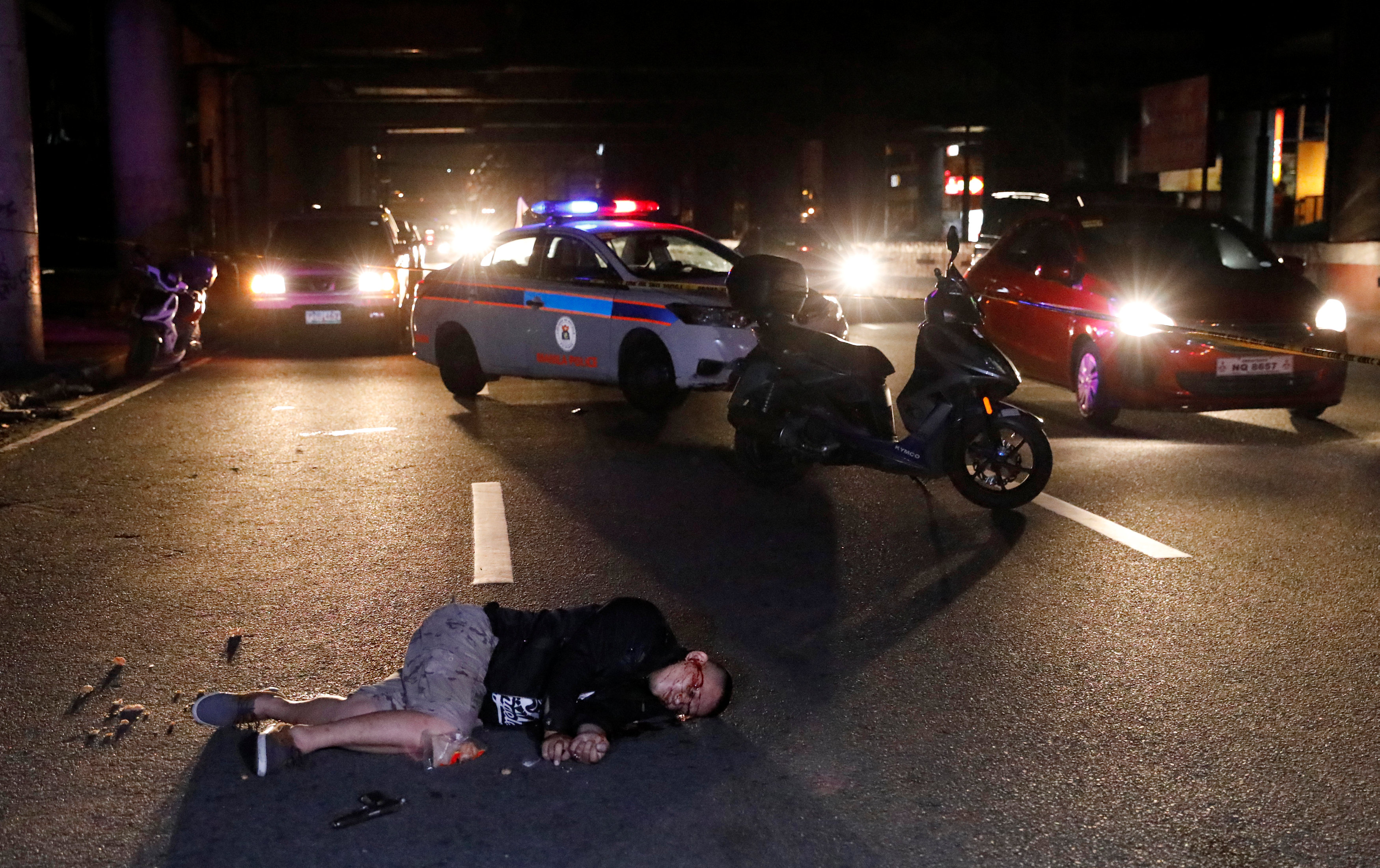 الشرطة الفلبينية تقتل مسلحا فى الشارع أمام المارة