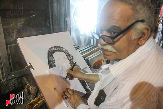 عم مصطفى أقدم رسام فى شارع شريف