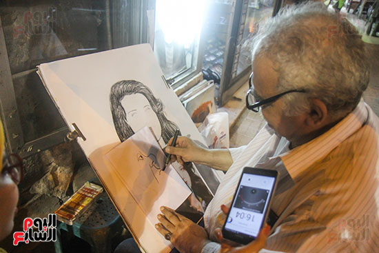 عم مصطفى يرسم بورتريه