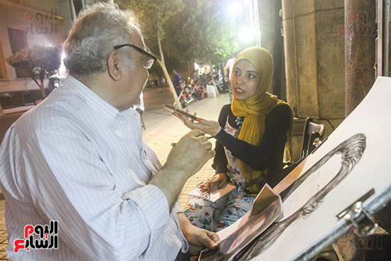 رسام شارع شريف مع محررة اليوم السابع