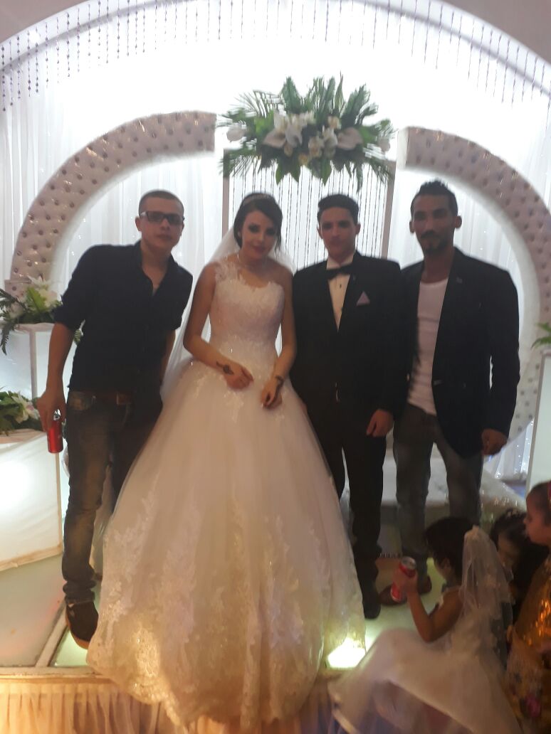 الزميل محمود عبد المنعم مع العروسين أحمد وزينب 