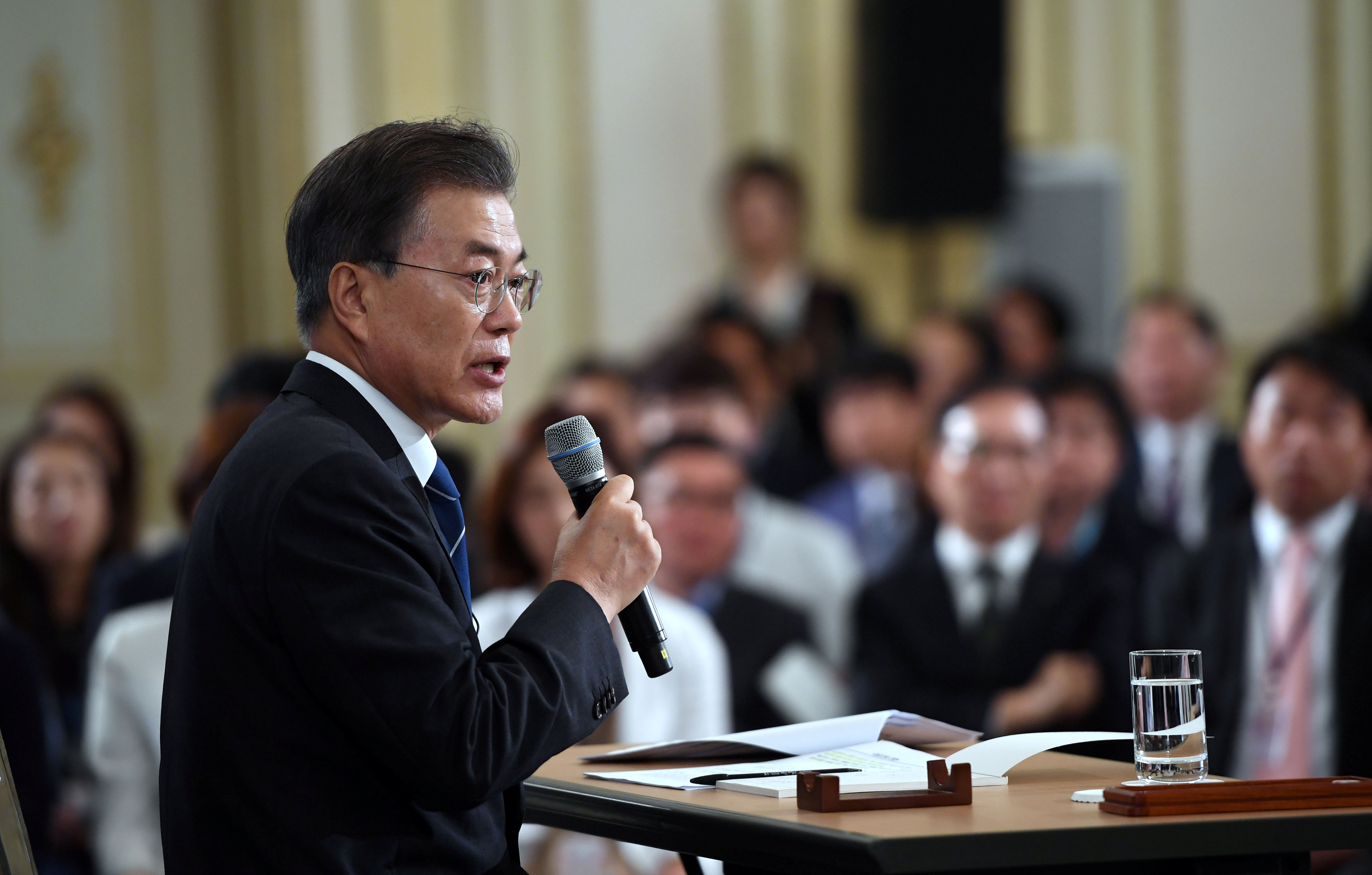 رئيس كوريا الجنوبية مون جيه-إن يتحدث فى مؤتمر الـ 100 يوم