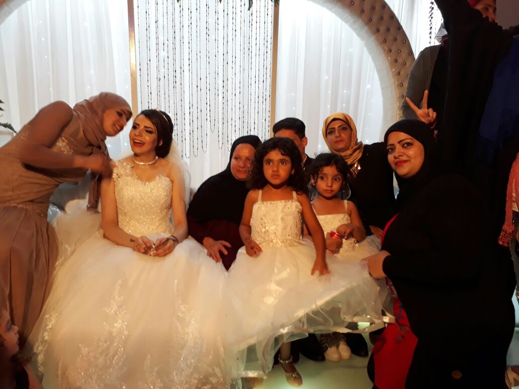 أهالى العروسين يلتقطون الصور التذكارية مع أحمد وزينب