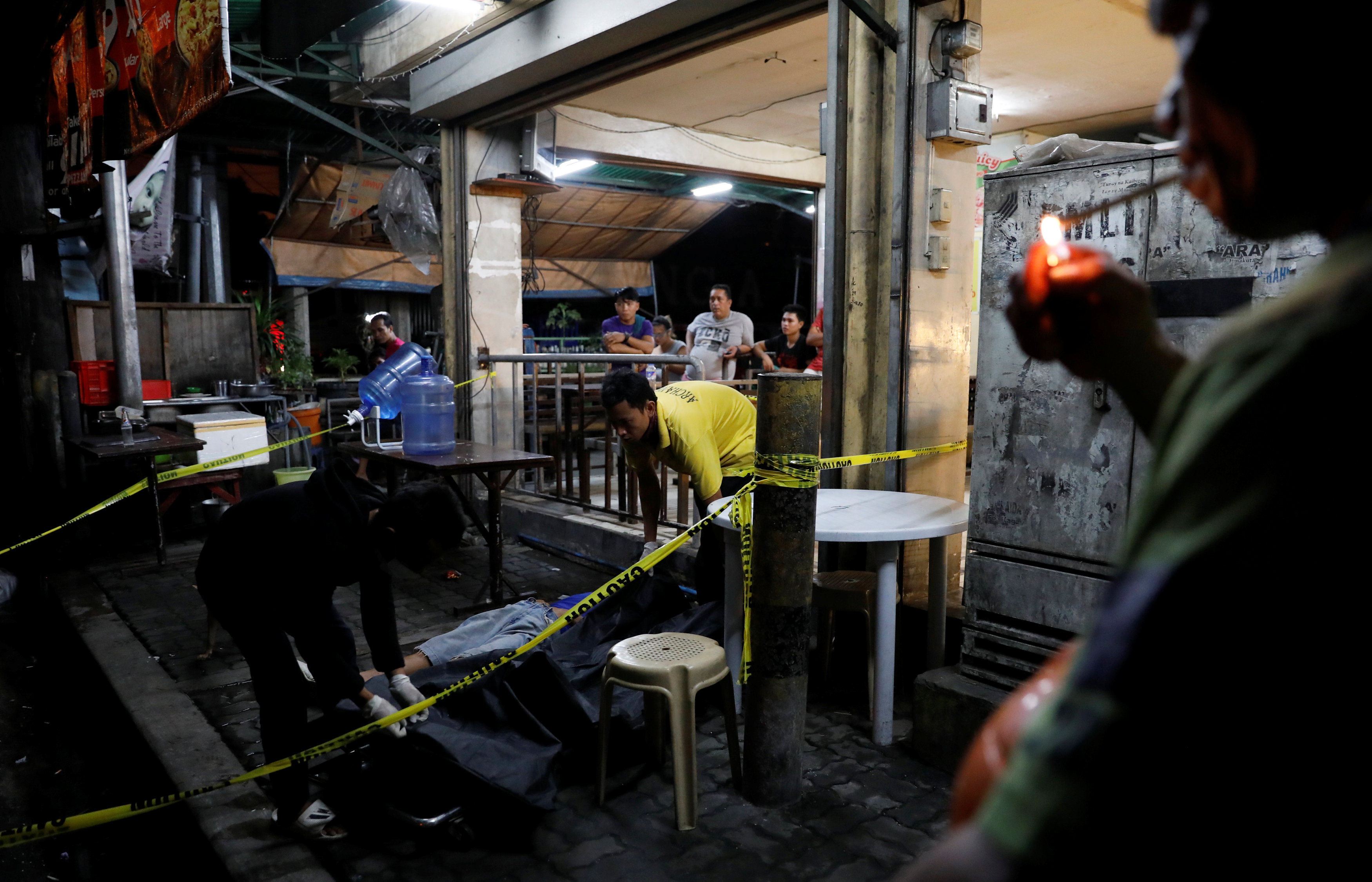 أحد تجار المخدرات عقب قتله برصاص الشرطة الفلبينية