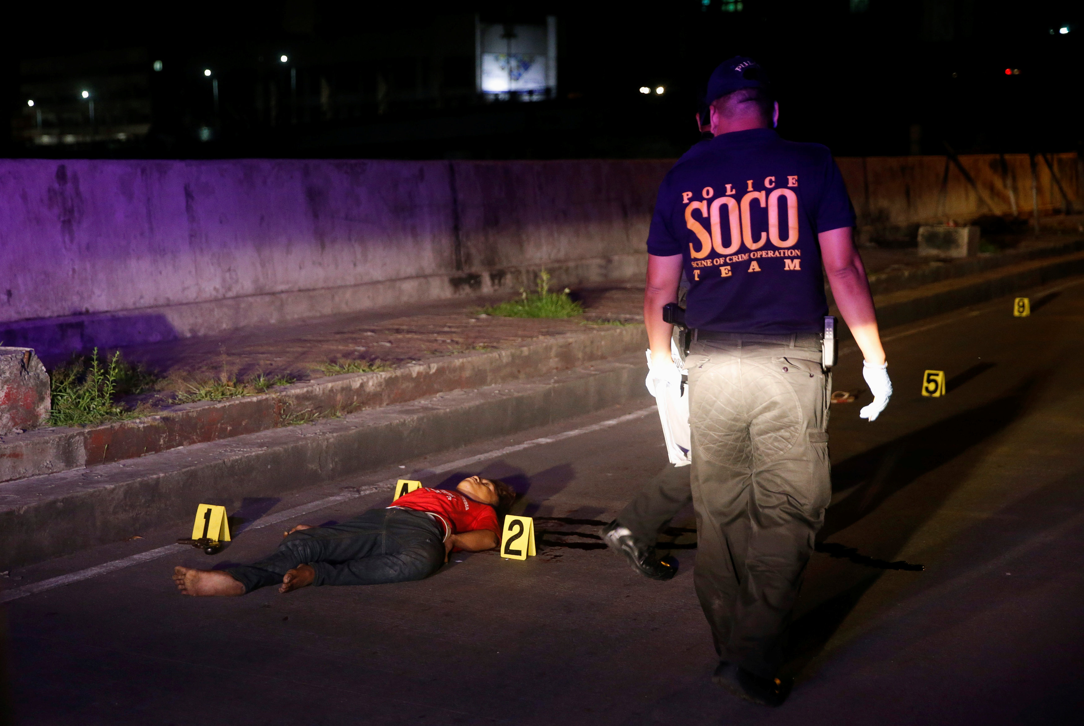 أحد المجرمين عقب استهدافه من قبل قوات الأمن