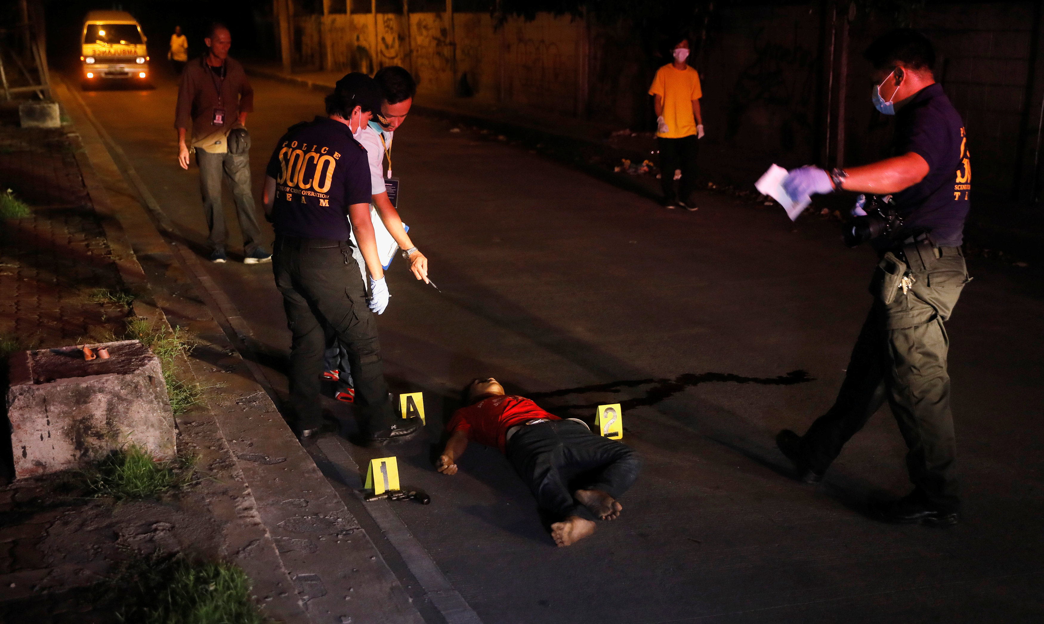 رجال المعمل الجنائى ترفع آثار الحادث عقب مقتل أحد تجار المخدرات فى تبادل لاطلاق النار