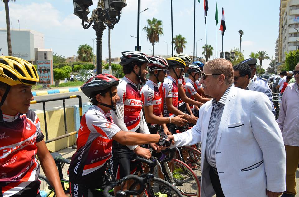 المحافظ  يصافح الفريق