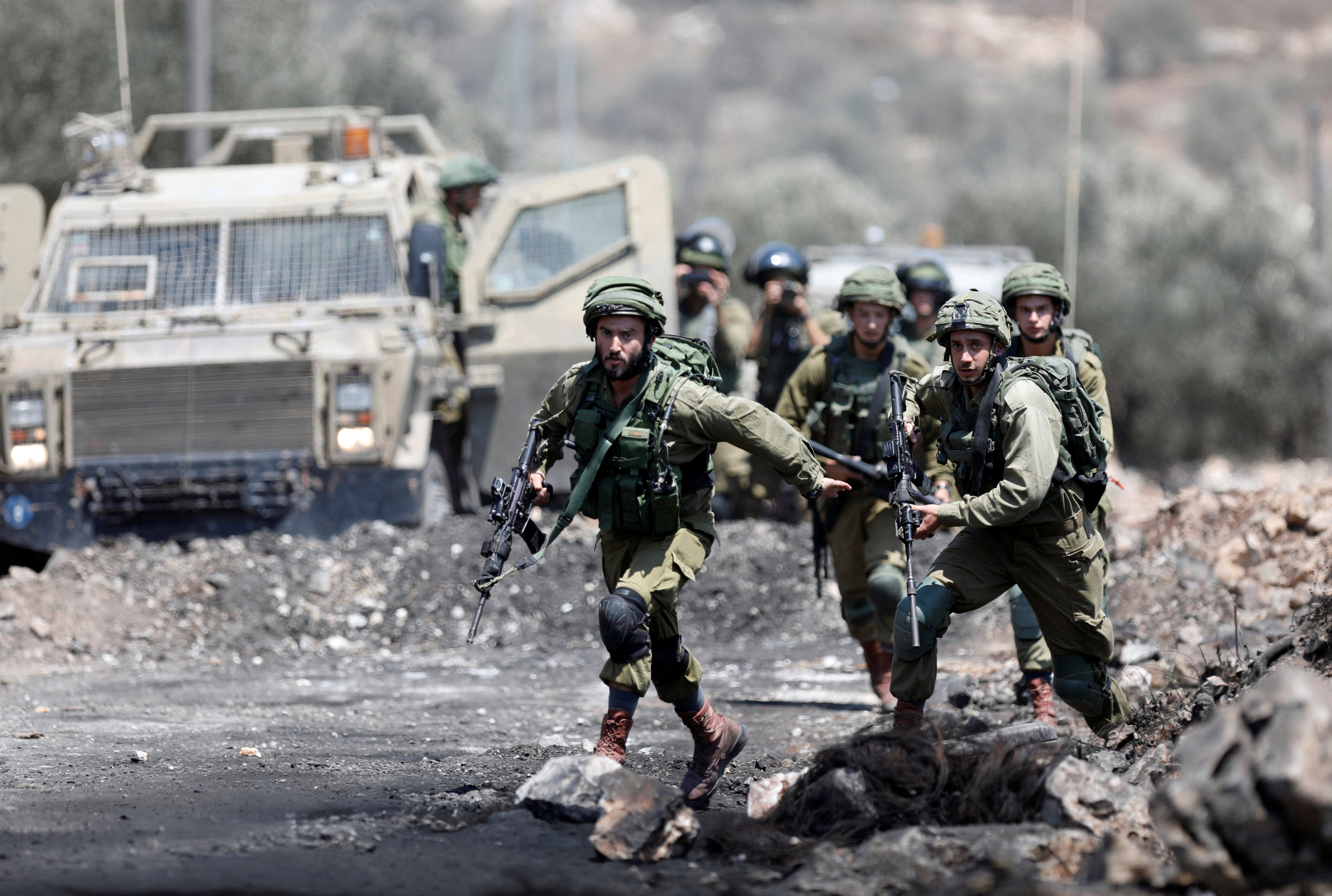 قوات الاحتلال تعتدى على الفلسطينيين