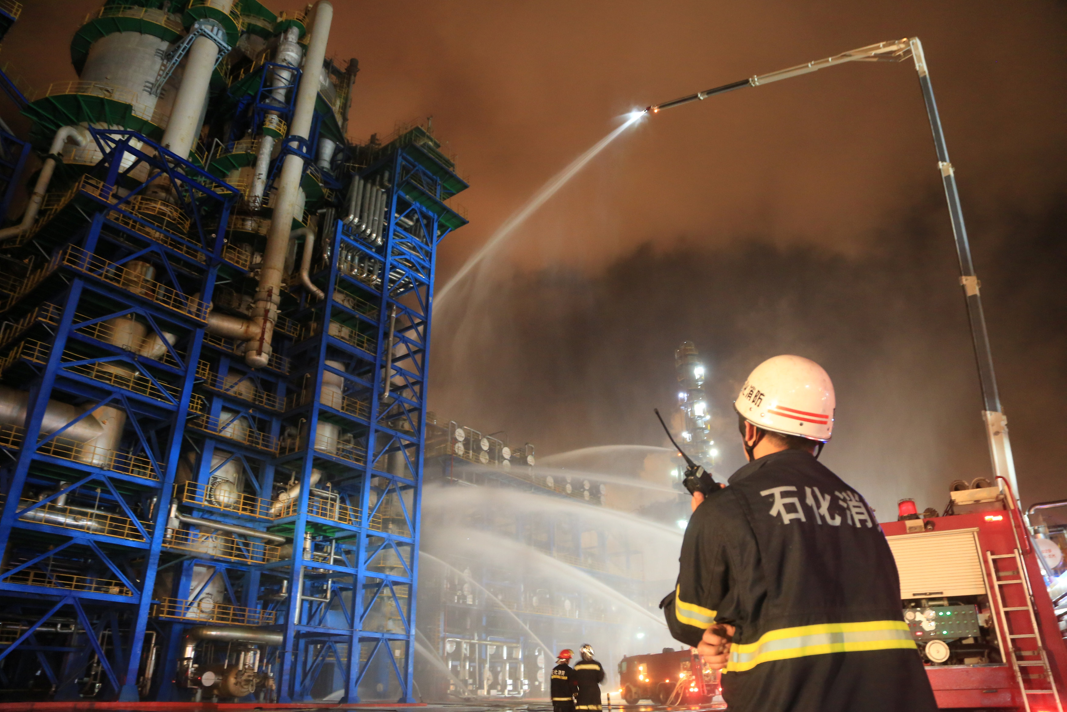 رجال الاطفاء تضخ كميات من المياه للتأكد من اخماد الحريق