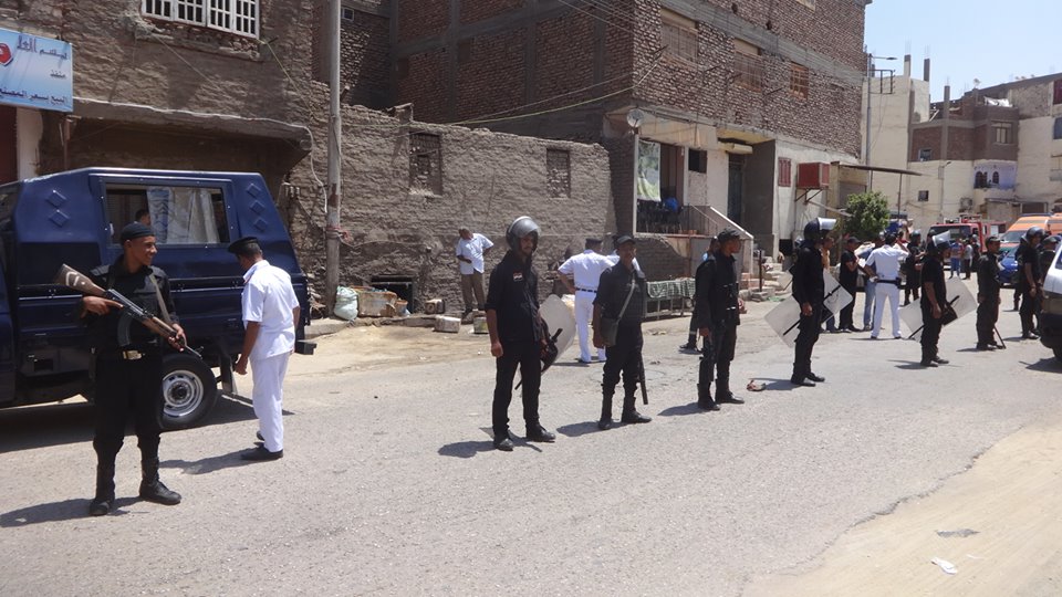   قوات الأمن تشارك في عملية اخلاء وازالة منزل مخالف بالكرنك