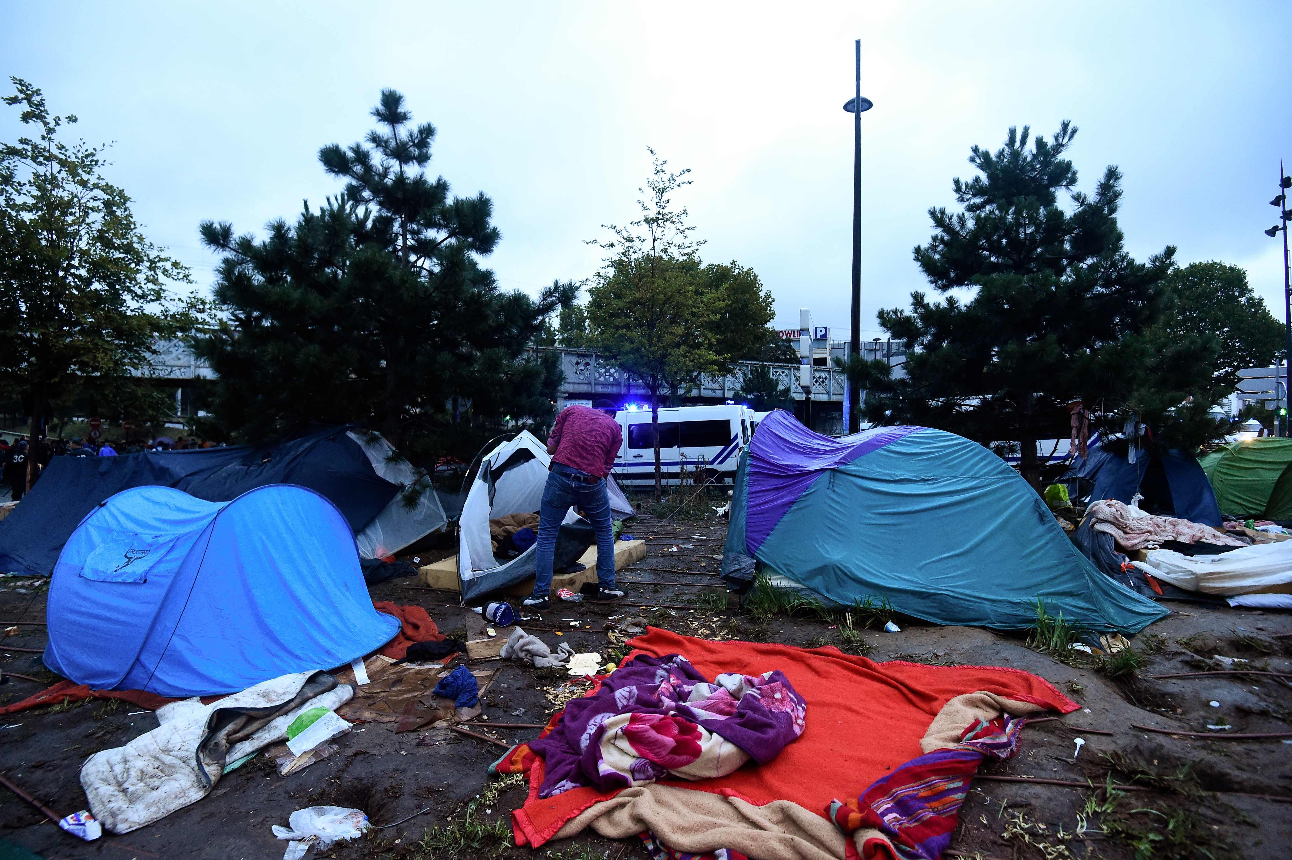 إجلاء أكثر من 1000 مهاجر بمخيمات شمال باريس