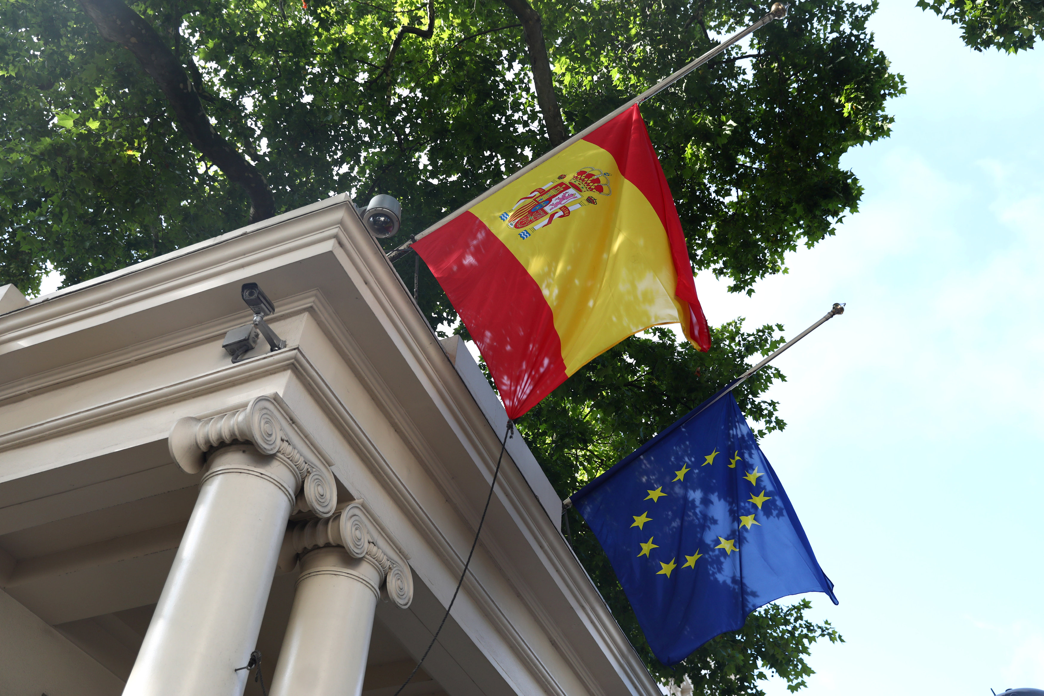 تنكيس علم اسبانيا والاتحاد الاوروبى فى سفارات اسبانيا
