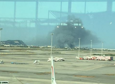 الدخان يتصاعد من المطار