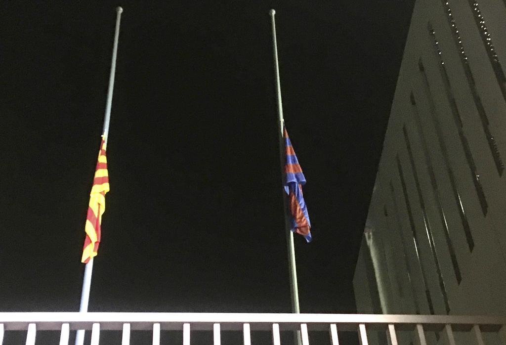 تنكيس الاعلام فى كامب نو حدادا على ضحايا برشلونة