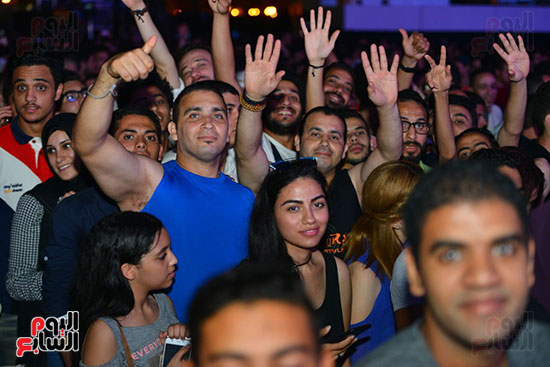 توافد الجمهور على حفل عمرو دياب (13)
