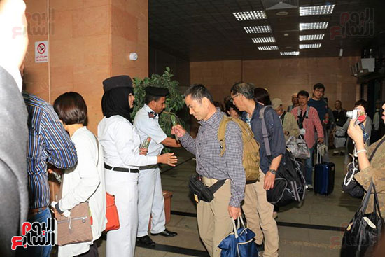          جانب من إستقبال السياح بالرحلات المباشرة في مطار الأقصر الدولي