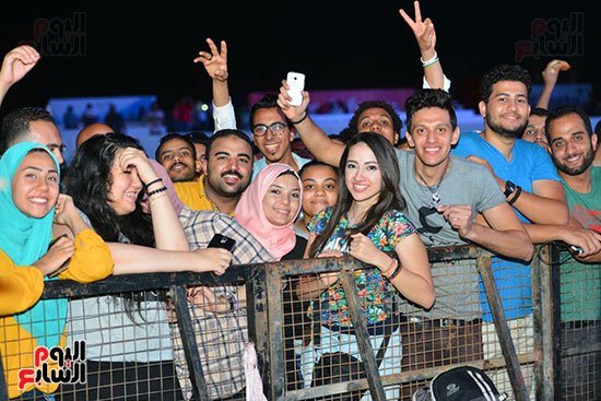 توافد الجمهور على حفل عمرو دياب (12)