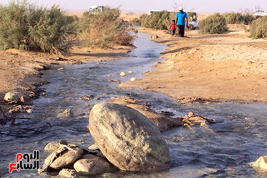   شقت المياه  لنفسها  طريقا  وسط الصحراء إلي أن  كونت 3 برك من المياه المشبعة بالكبريت الساخن  