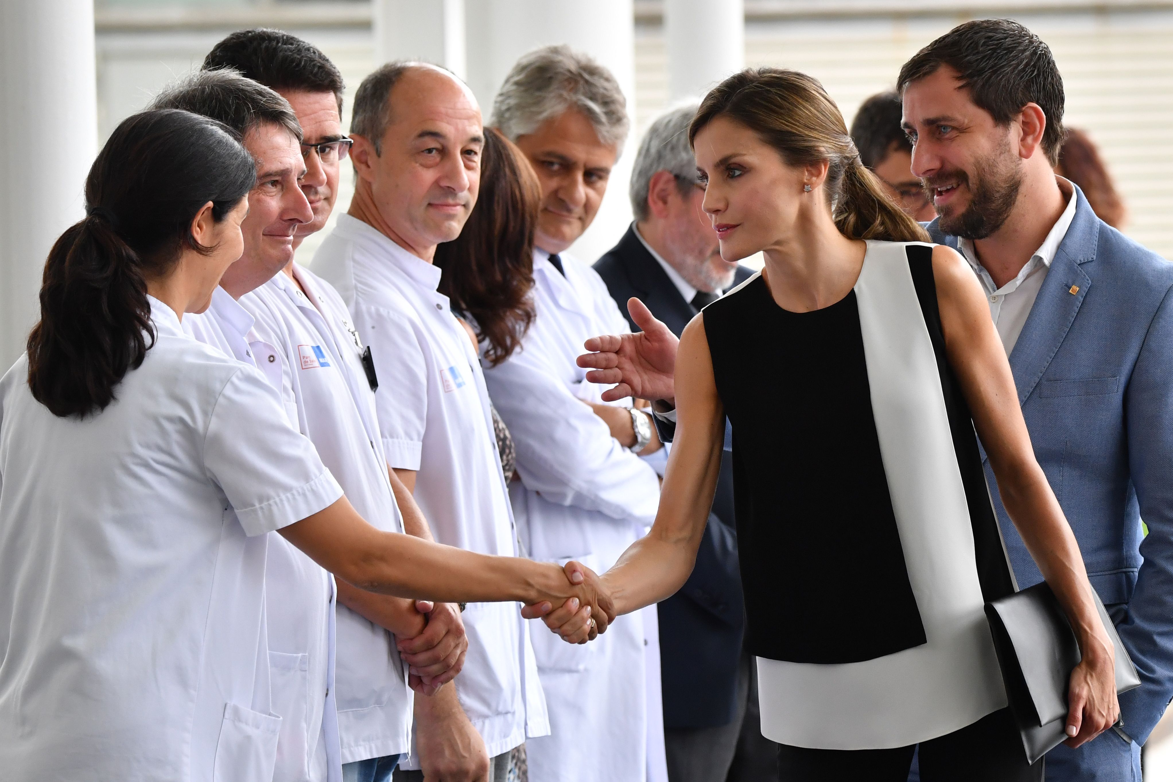 ملكة إسبانيا تصافح الأطباء المعالجين لمصابى حادث دهس برشلونة