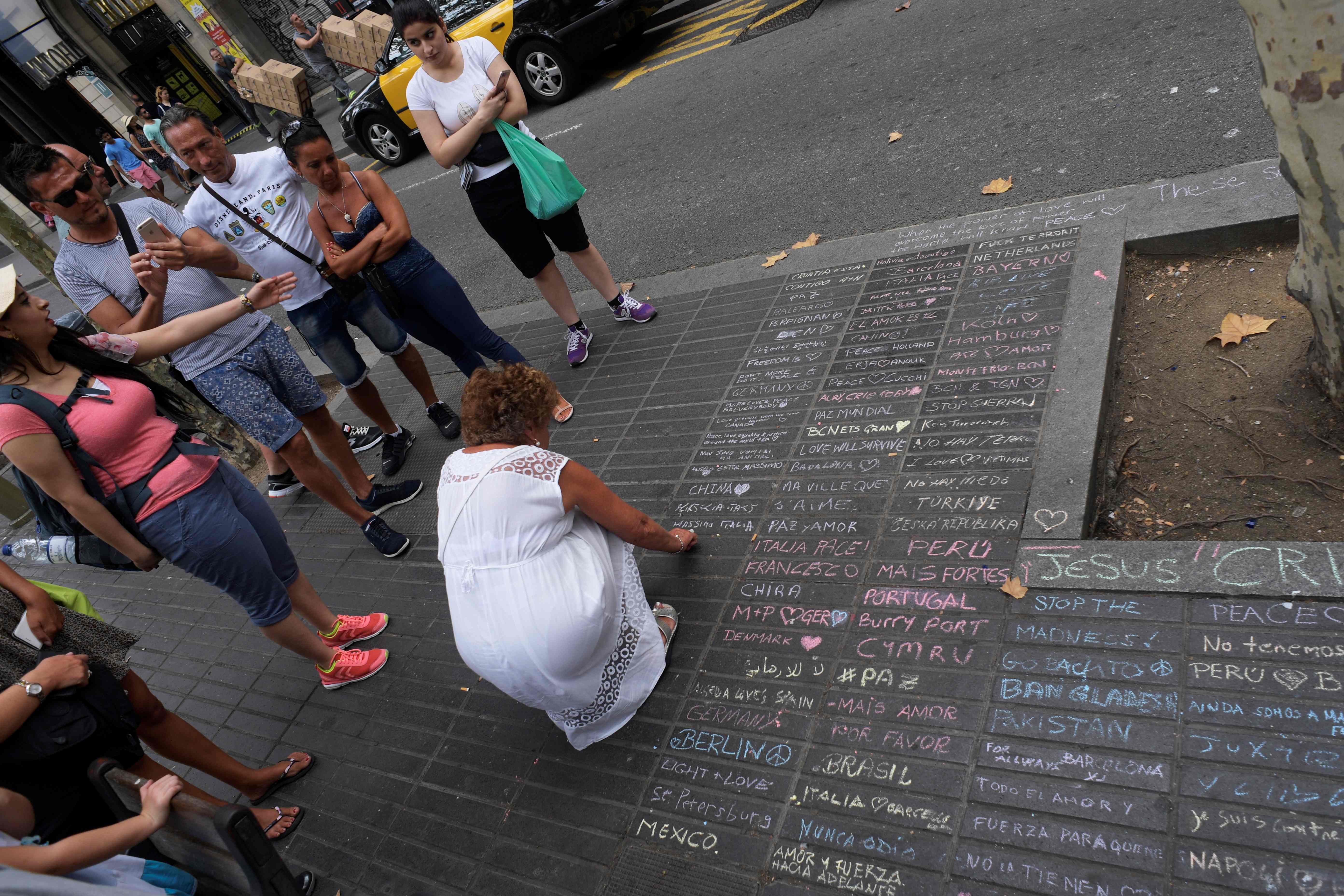 مواطنون يكرمون ضحايا حادثى دهس برشلونة