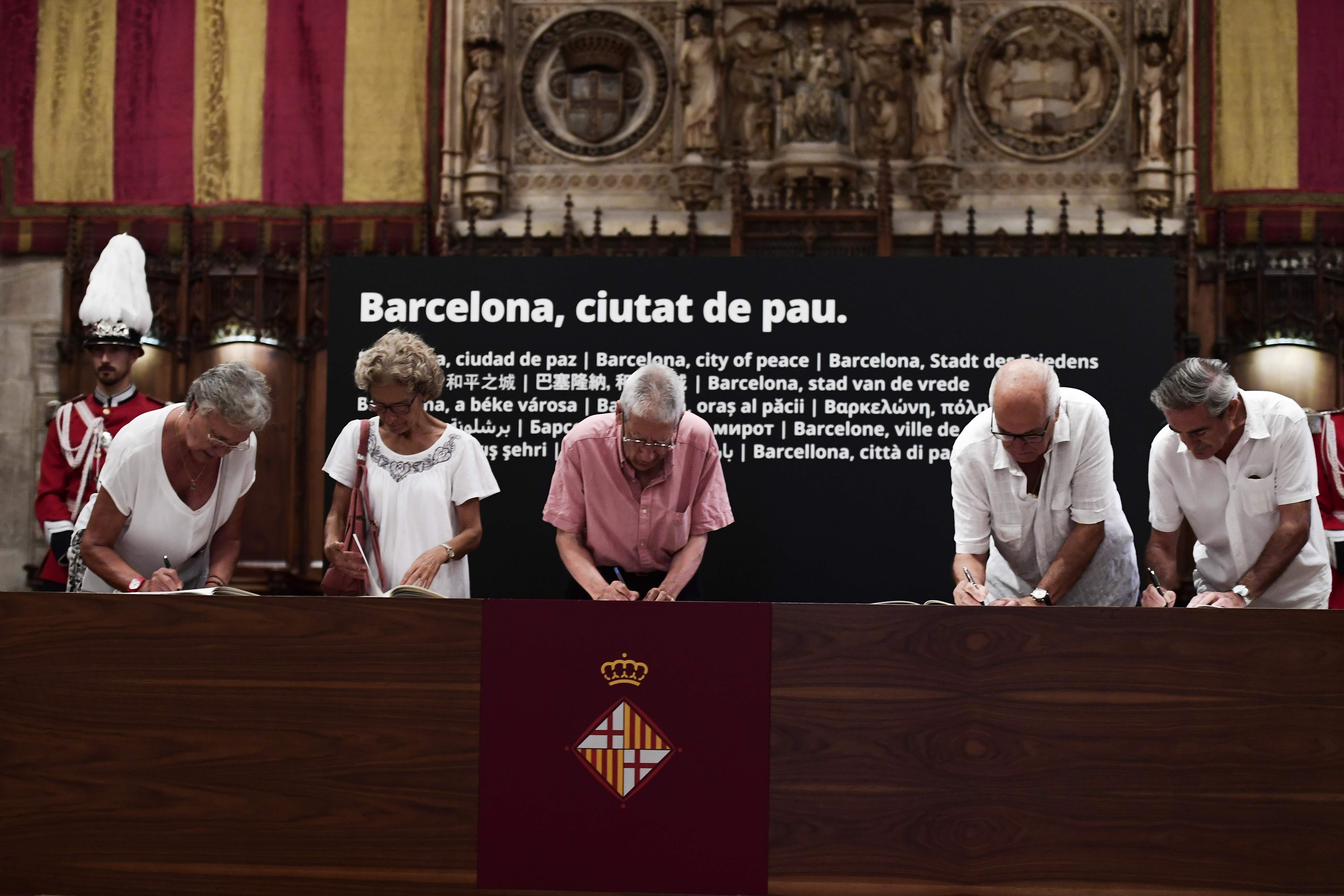 رسائل تعزية ضحايا إسبانيا فى قاعة بلدية برشلونة