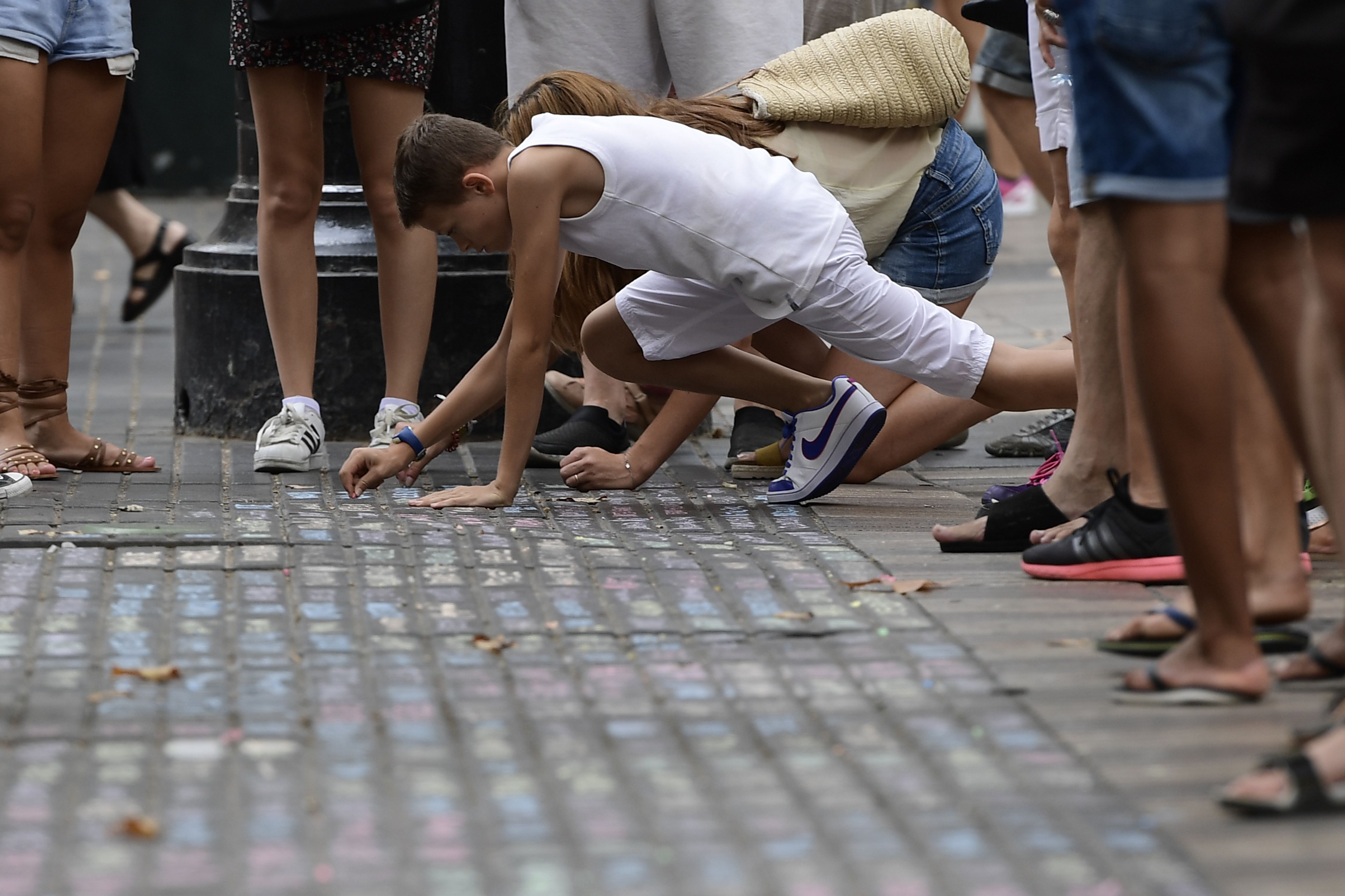 رسائل تعزية ضحايا برشلونة على الأرض