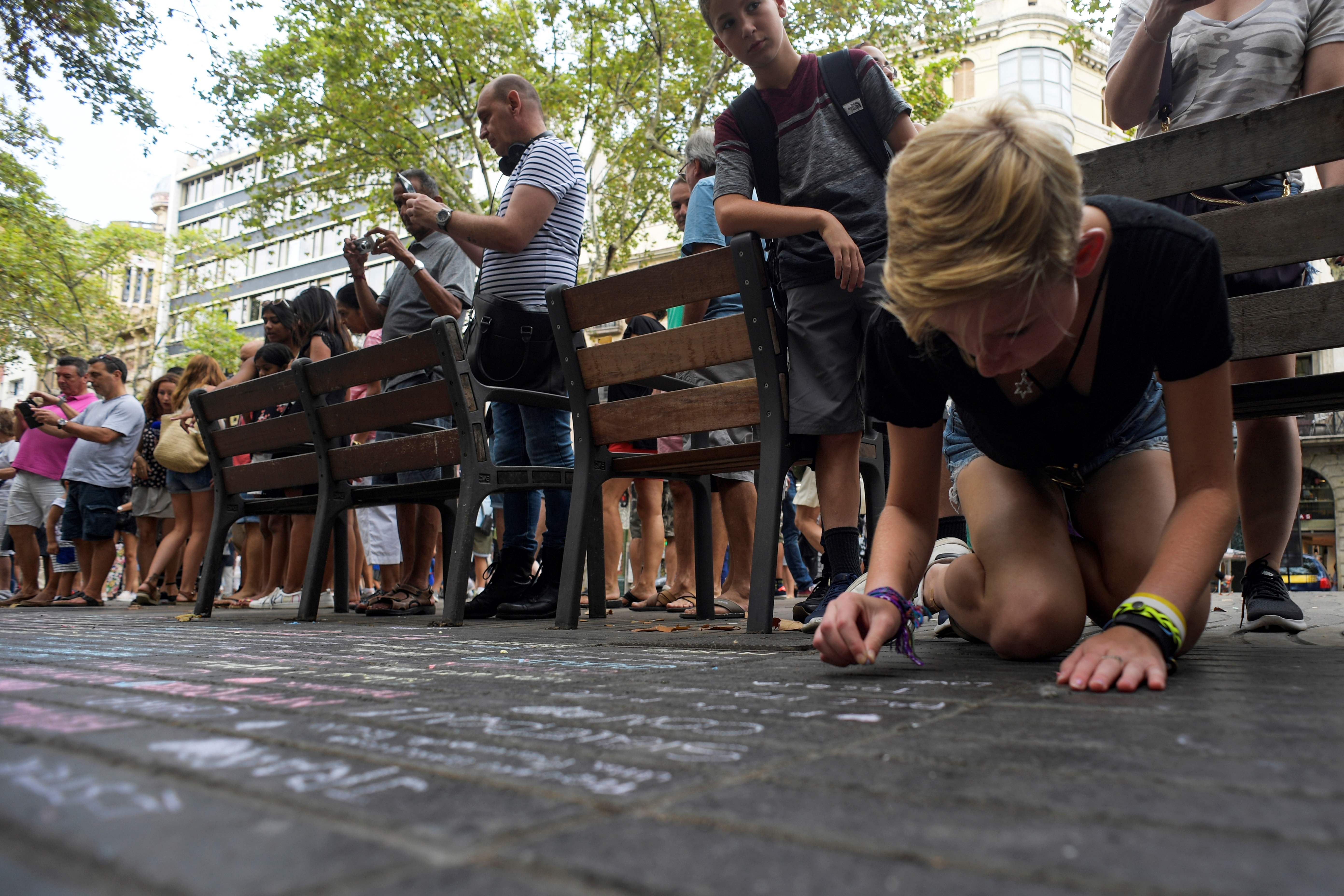 شاب يكتب رسالة تأبين لضحايا هجومى برشلونة