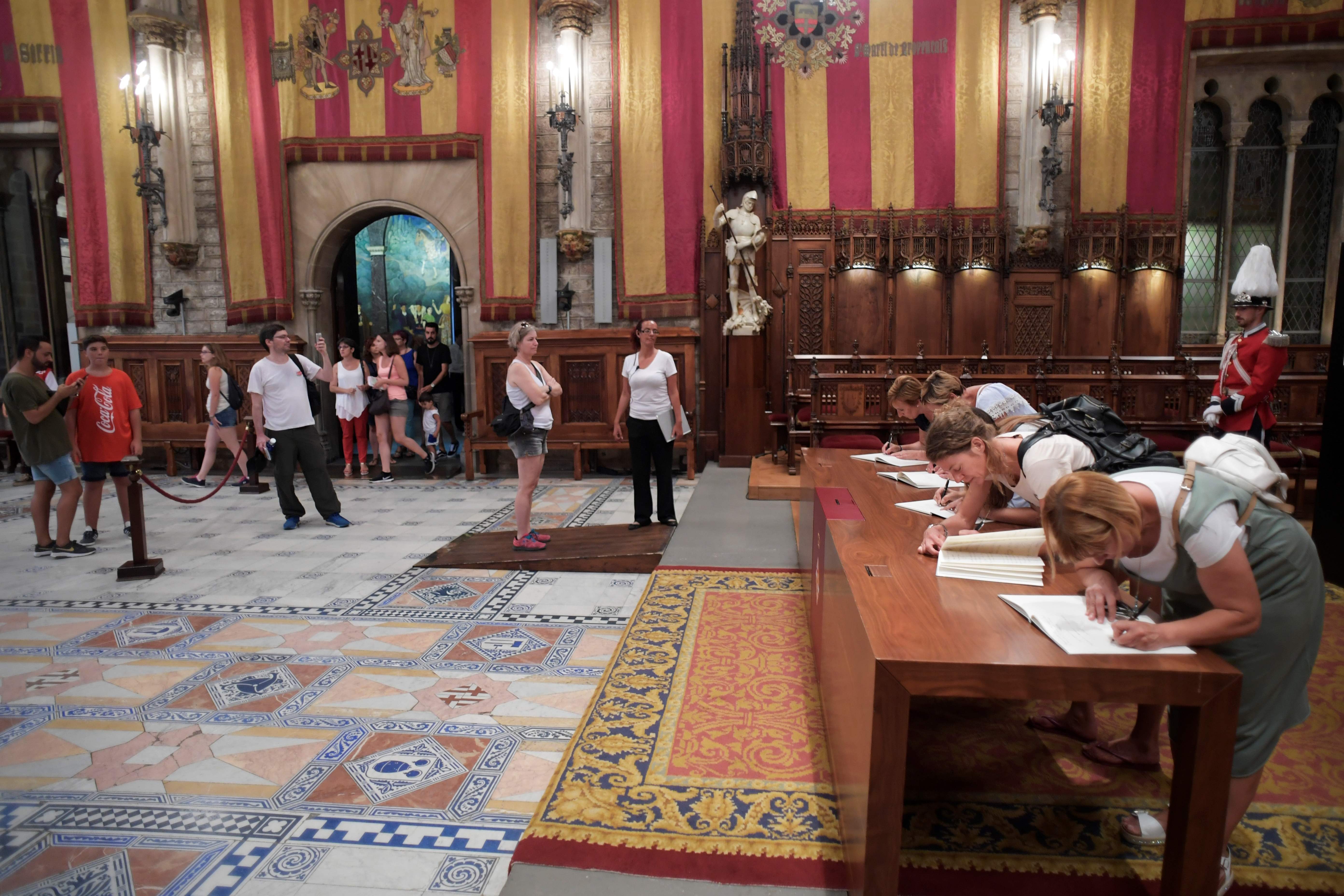توافد المواطنين على قاعة بلدية برشلونة