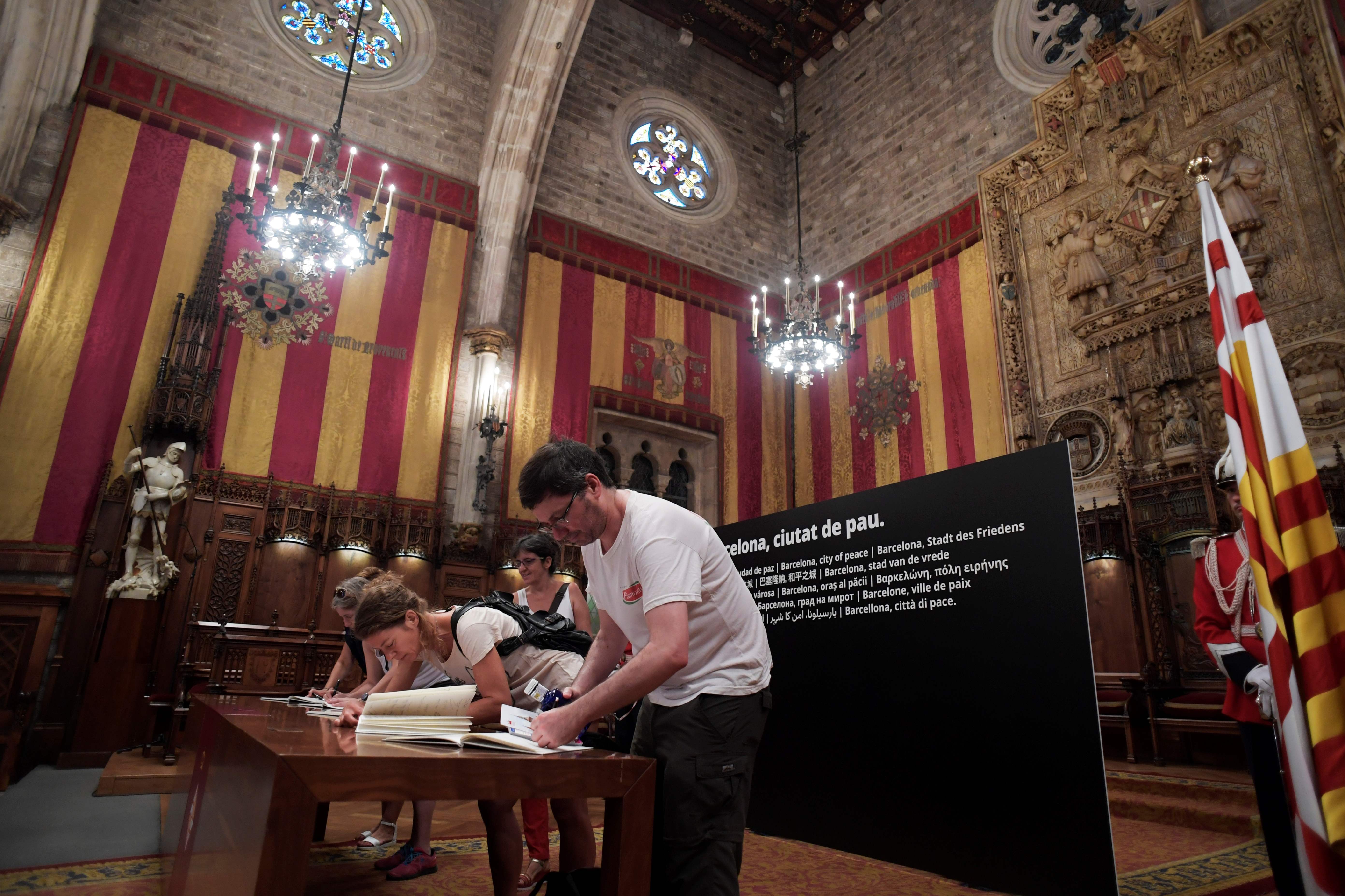توافد المواطنين على قاعة بلدية برشلونة لكتابة رسائل التعزية